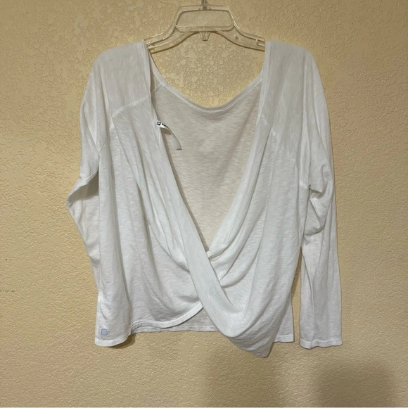 Fabletics beautiful white low back top, long sleeve Large - Picture 2 of 9